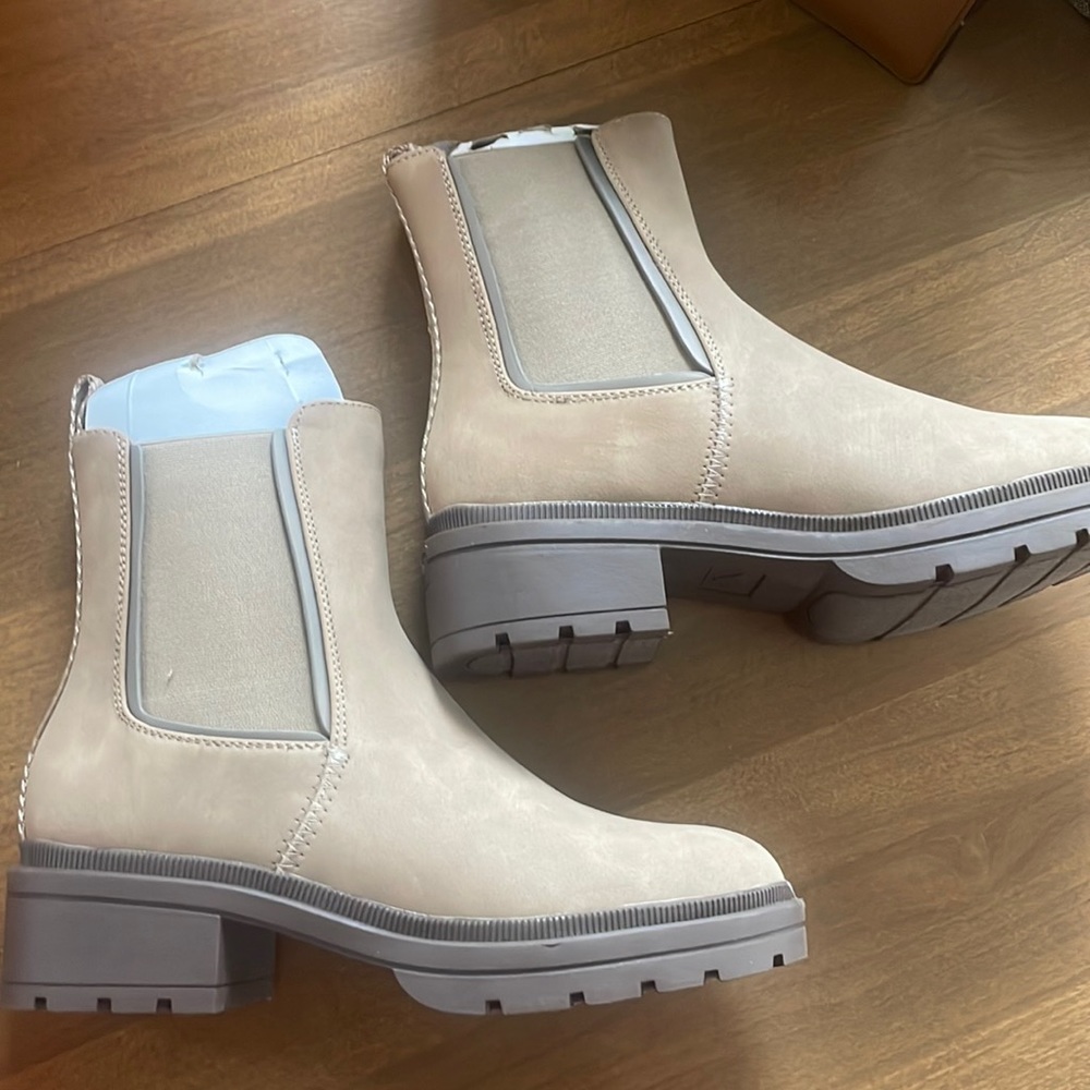 NWT Unisex Taupe Brown Boots